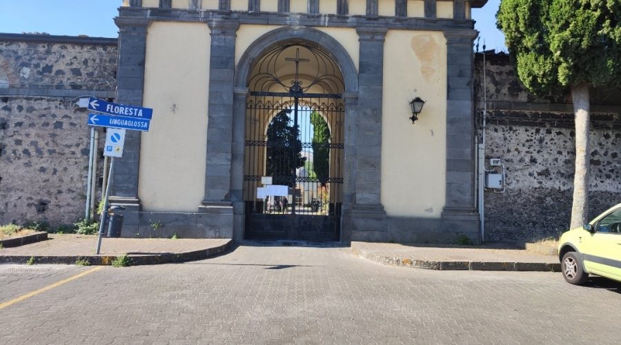 Randazzo, mistero al cimitero: chiusura inspiegabile e cittadini senza risposte