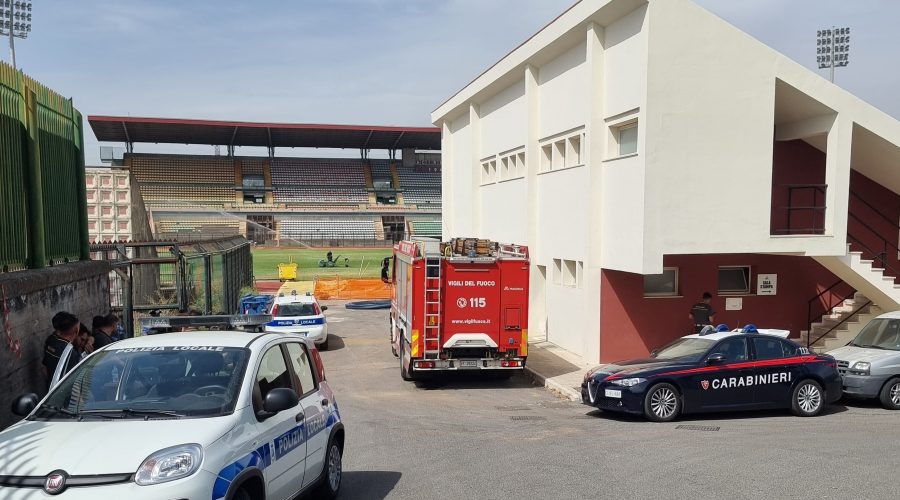 Acireale, parcheggiatore abusivo aggredisce due agenti di polizia locale e si arrampica su una torre-faro dello stadio. Arrestato