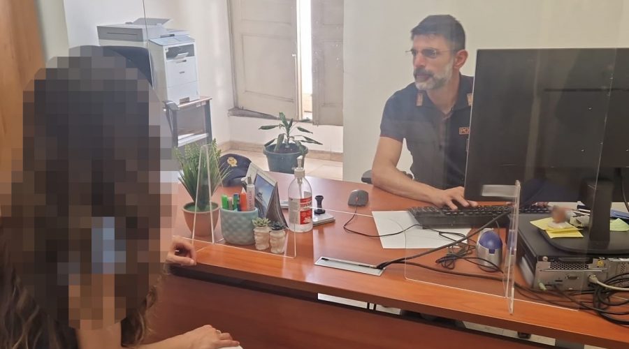 Aggredisce la ex e le strappa il denaro dalle mani: denunciato 39enne