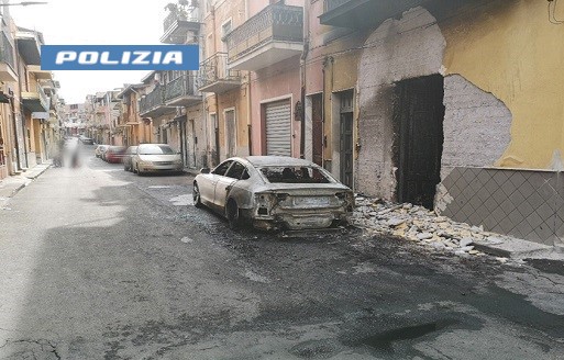 Da fuoco ad un auto e scappa: individuato e collocato in comunità un 16enne