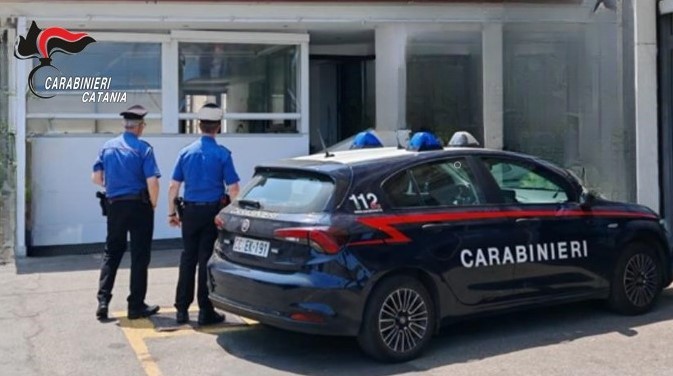 Riposto, controlli in un ristorante: “lavoro nero” e gravi carenze igienico-sanitarie. Denunciato il titolare e sospesa l’attività