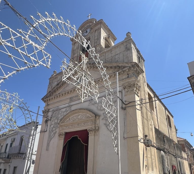 Riposto, parroco accusa l’Amministrazione. Dura condanna del sindaco che invia nota al Vescovo di Acireale