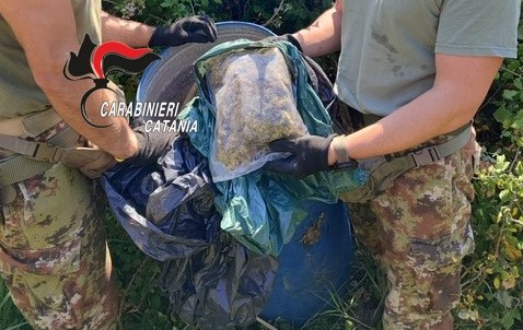 In una campagna il covo di due pusher: arrestati. Sequestrata oltre 1 kg di droga