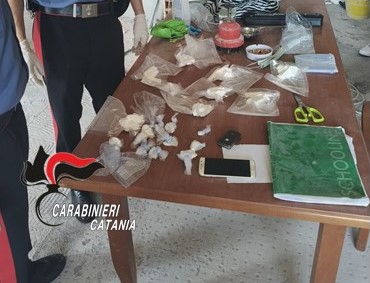 Mezzo chilo di cocaina in casa: arrestato pusher 20enne dai Carabinieri