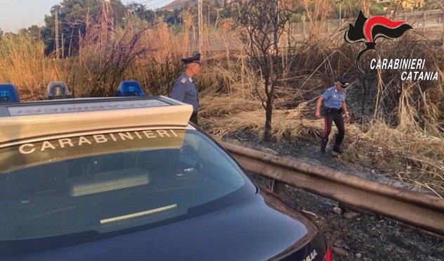 Brucia sterpaglie in campagna ma fa scoppiare un incendio: denunciato dai Carabinieri