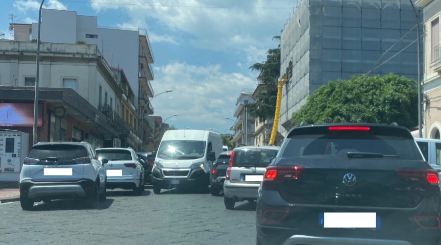 Giarre, rissa con accoltellamento in piazza Ospedale: due feriti. Indagano i carabinieri