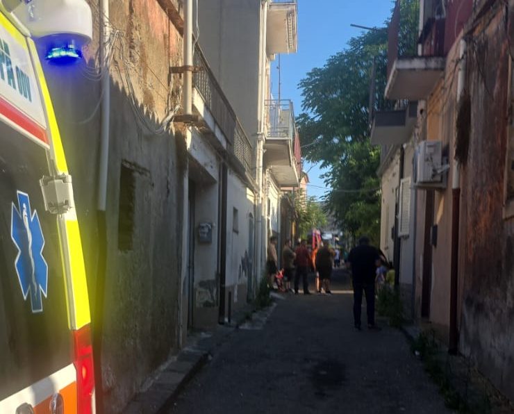 Giarre, a fuoco immobile in via dei Fiori. Intervento dei vigili del fuoco