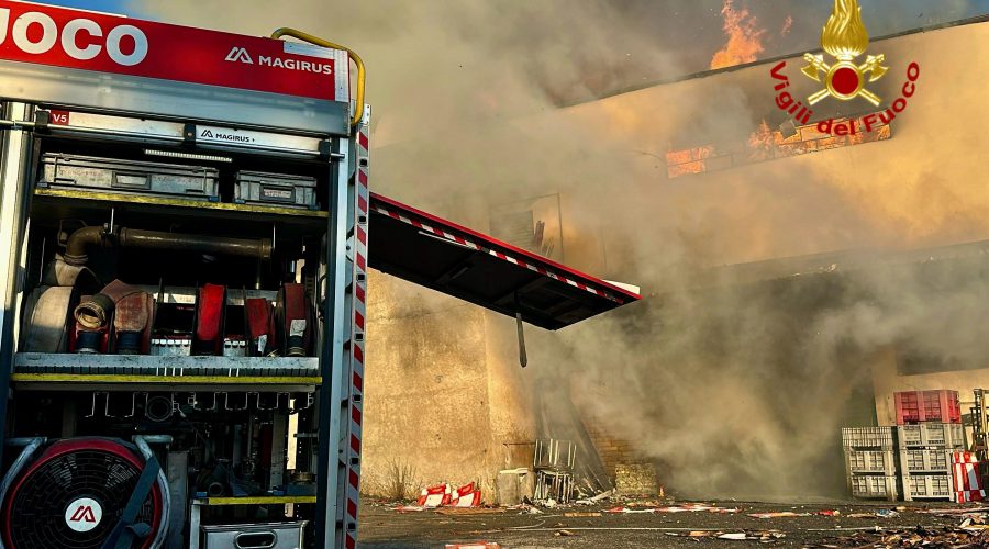 Vasto incendio a Paternò, coinvolti anche due capannoni VIDEO