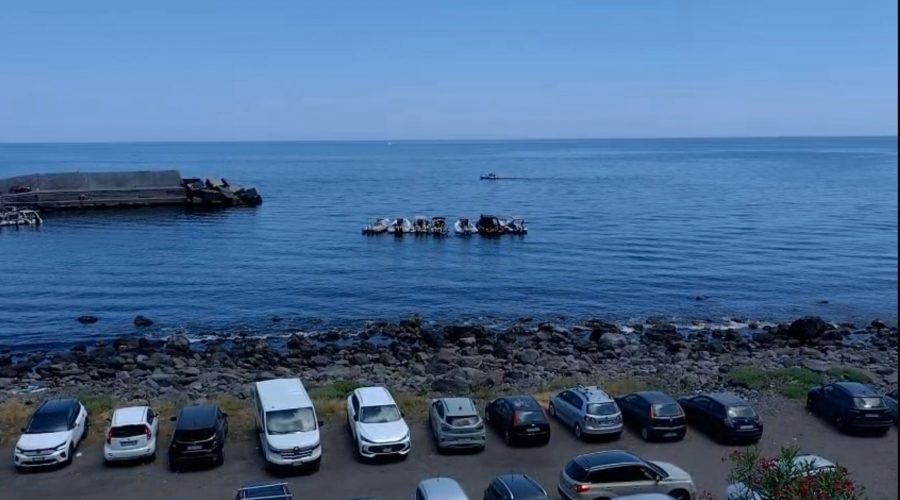 Stop alla musica a tutto volume in barca: il sindaco di Acireale vieta l’utilizzo di amplificatori a meno di 500 metri dalla costa VIDEO
