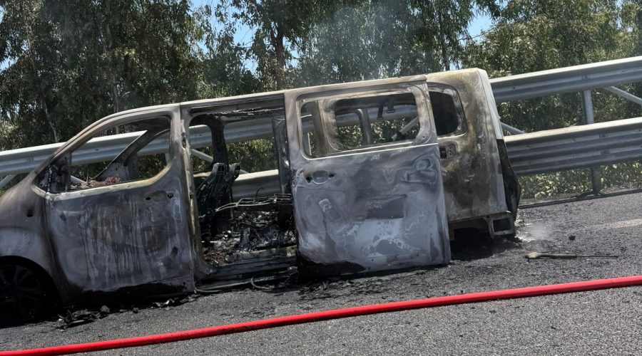 Autostrada A18, furgone avvolto dalle fiamme tra Catania ed Acireale