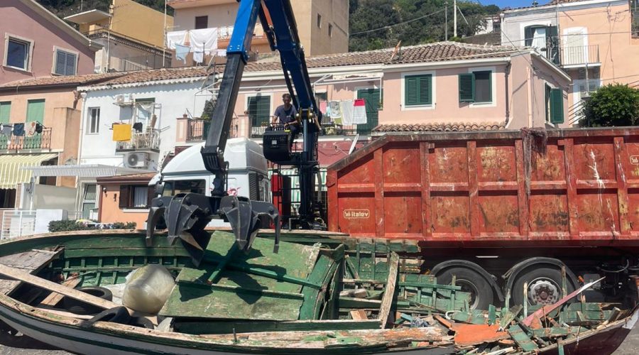 Acireale, prosegue la rimozione dei natanti non autorizzati nelle frazioni a mare