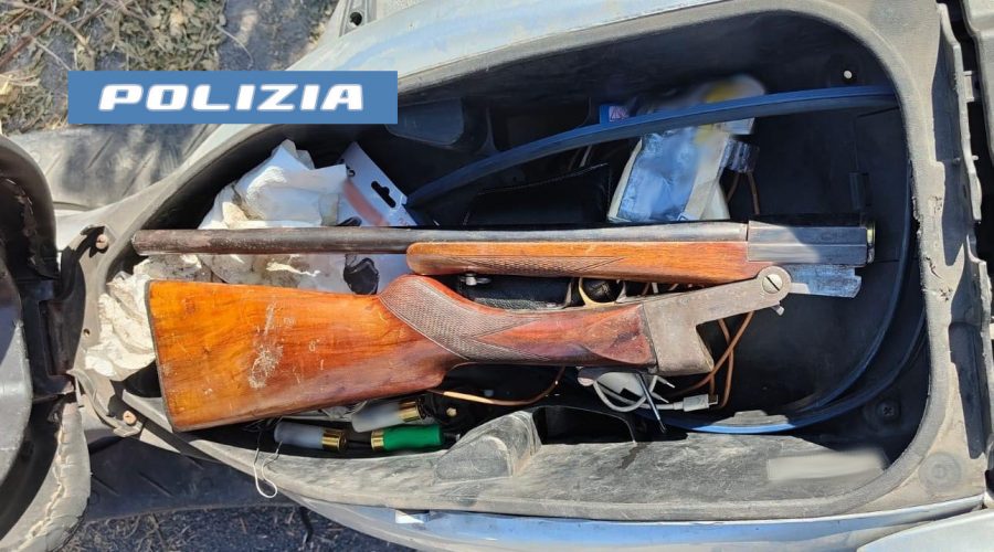 Acireale, lavori stradali impediscono il transito ma lui vuole passare comunque e li minaccia con un fucile: arrestato