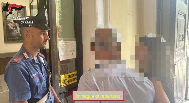 Lui ha il “braccialetto” per maltrattamenti in famiglia e lei va a trovarlo a casa: denunciati entrambi