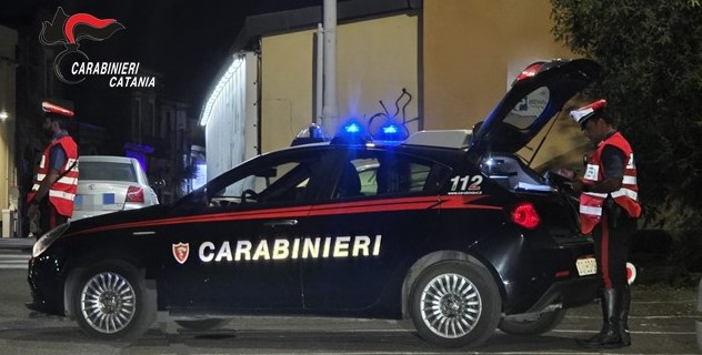 Carabinieri arrestano 31enne violento: sfonda porta a calci con un bastone in mano