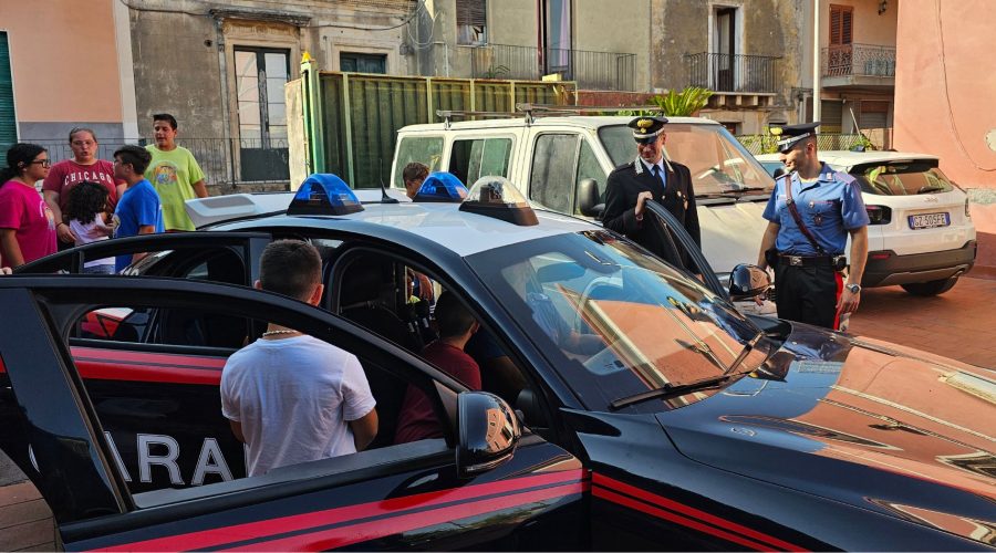 I Carabinieri incontrano i piccoli partecipanti al Grest parrocchiale di Santa Maria degli Ammalati