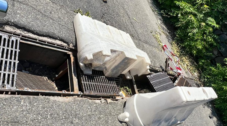 Giarre, grate e caditoie a pezzi: pericoli gravissimi per automobilisti e motociclisti