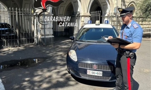 Ruba una carta di credito e poi va al ristorante: rintracciato e denunciato 41enne