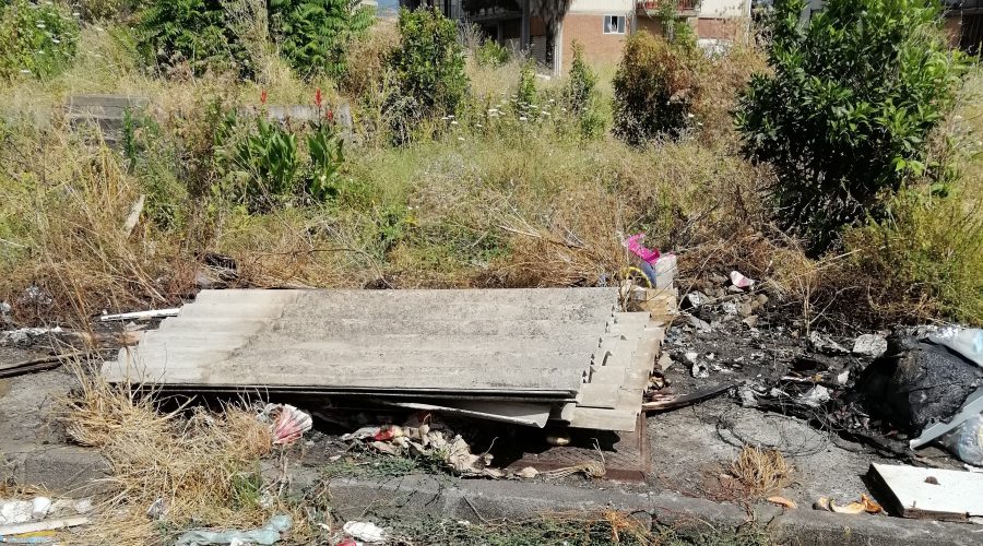 Giarre, ennesimo incendio in via Romagna. Permane la presenza di eternit ed i residenti protestano