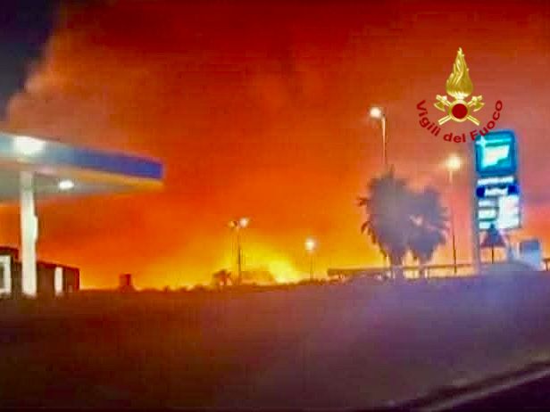 Vasto incendio ieri sera nei pressi del centro commerciale Etnapolis