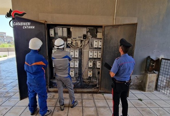 Un intero condominio allacciato abusivamente alla rete: denunciati in trenta