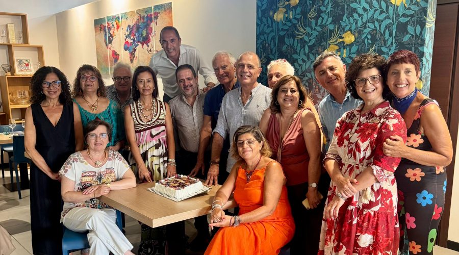 Gli studenti della 3ª B del liceo classico “Amari” di Giarre festeggiano i 40 anni dal diploma