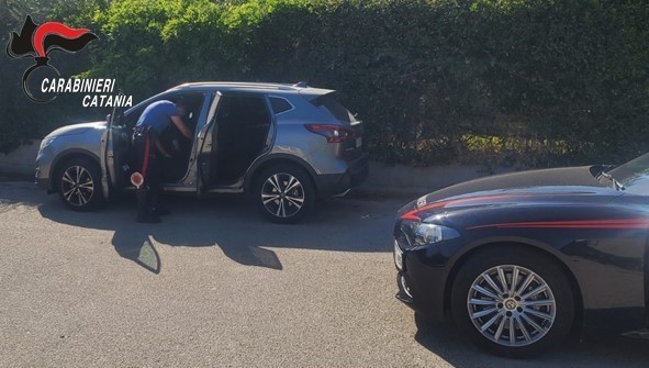 Giarre, 43enne sorpreso in via Trieste con la cocaina in auto