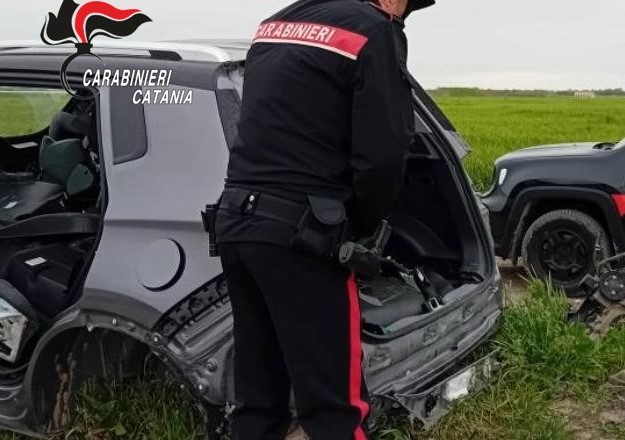 Acireale, simula il furto della sua auto per incassare il risarcimento dell’assicurazione: scoperta e denunciata una 43enne