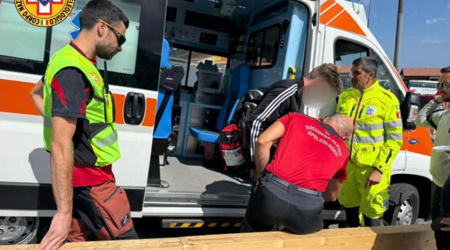 Etna, scivolano all’interno di un cratere dell’eruzione del 2001: soccorsi due giovani turisti