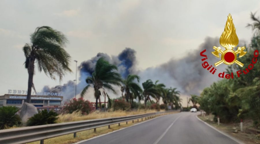 Diversi incendi nella zona sud di Catania: le fiamme vicino a capannoni ed attività commerciali VIDEO