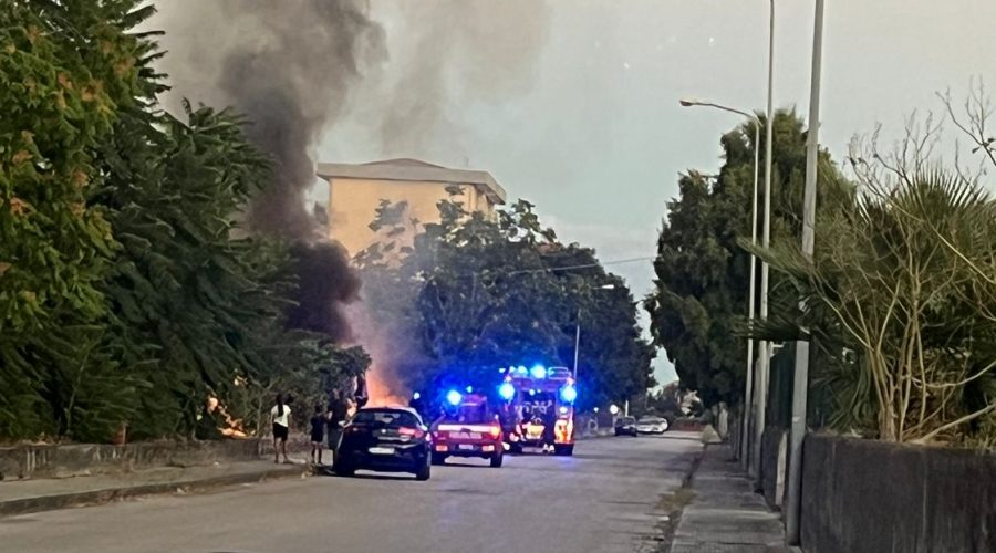 Giarre, incendio sterpaglie e rifiuti in via Giorgio Almirante