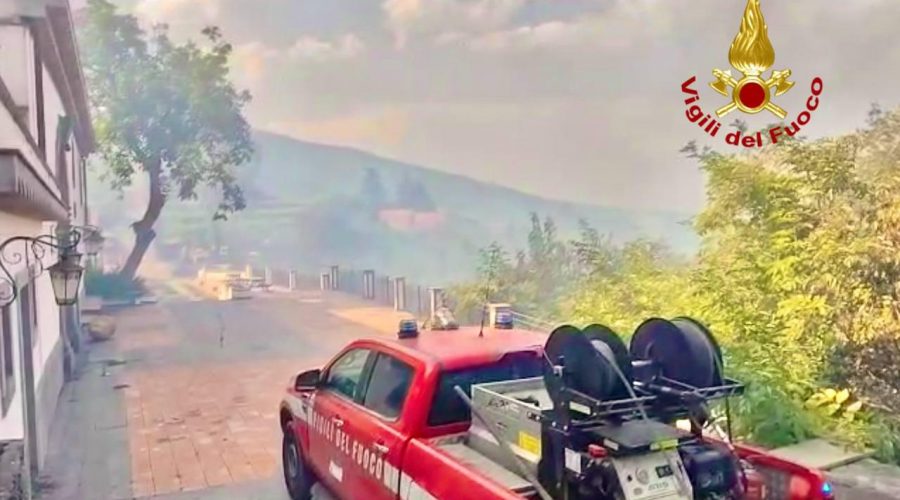 Vasto incendio boschivo a Zafferana Etnea, zona monte Ilice. Lambite alcune abitazioni VIDEO