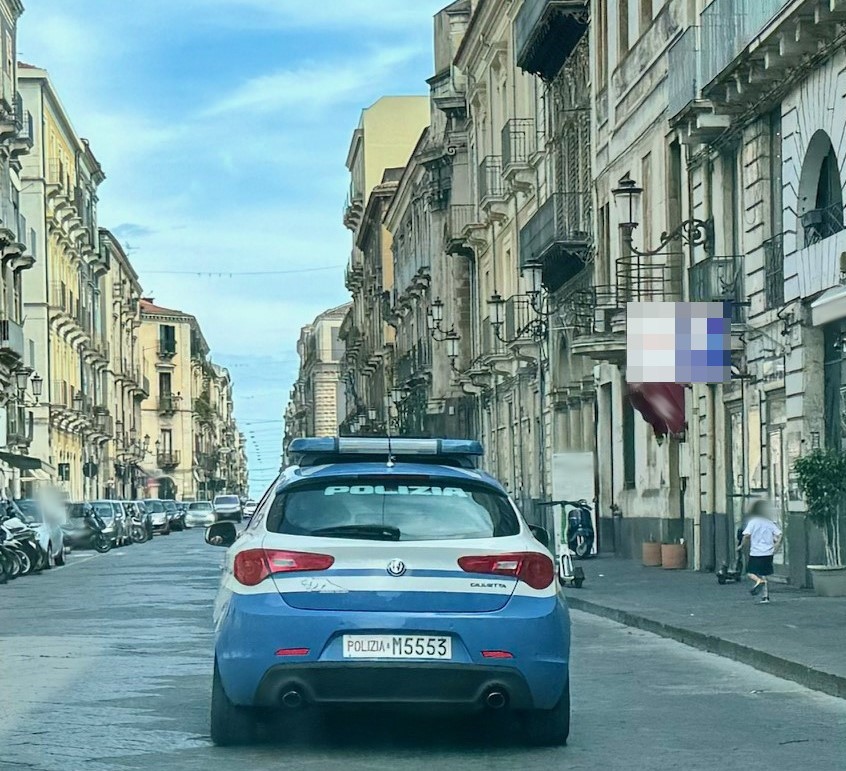 Evade dai domiciliari per rubare due paia di scarpe: beccato e arrestato