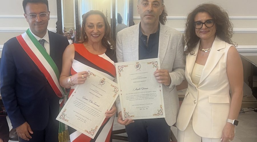 Riposto celebra l’impegno civico e la promozione del territorio. Consegnati gli attestati al merito e all’onore