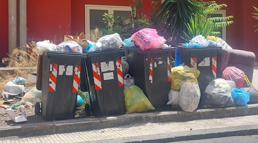 Rifiuti a Giarre, qualche sanzione elevata ma controlli insufficienti: in città l’inciviltà resta impunita