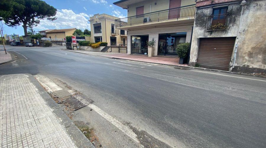 Segnaletica stradale “trasparente”, dossi “invisibili”, buche “killer”: benvenuti a Giarre