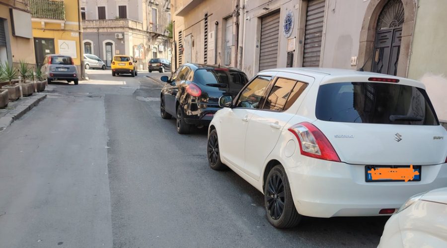 Adrano, l’assenza di segnaletica orizzontale accende il dibattito cittadino
