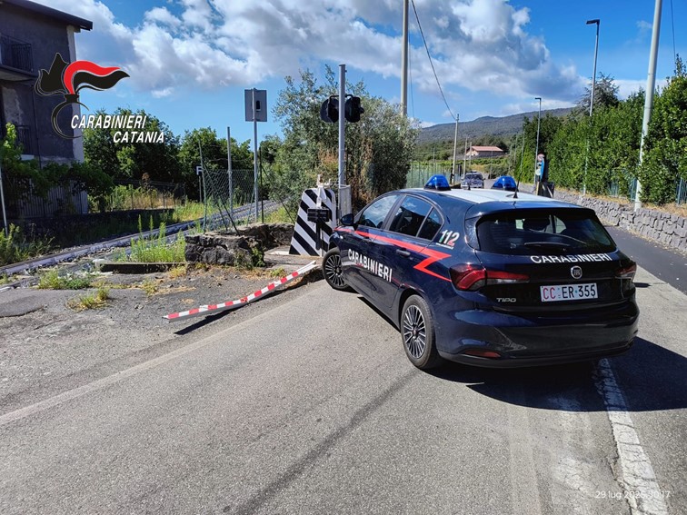 Ruba attrezzature dal magazzino della FCE di Piedimonte Etneo: denunciato un 26enne
