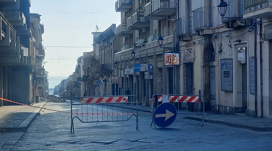 Giarre, corso Italia diviso in due: disagi tra crolli, incertezze e adesso, i lavori alla stazione
