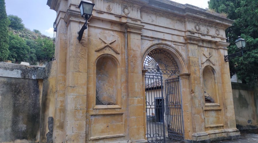 Francavilla di Sicilia: Cimitero monumentale nel degrado
