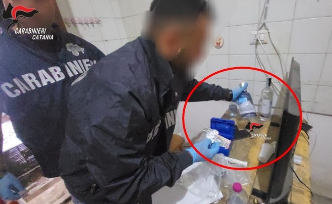 Smantellato fortino della droga: per pagare era possibile barattare la “dose” con bottiglie di superalcolici