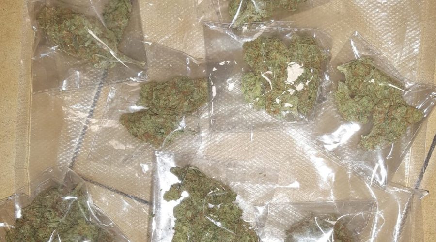 A passeggio con la droga in tasca: arrestato pusher 26enne