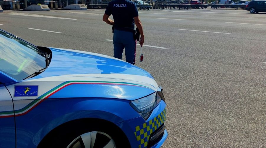 Due “furbetti” beccati a superare la fila nella corsia di emergenza: patente ritirata