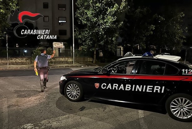 “Sorpassa” l’auto dei Carabinieri mentre era in stato di ebbrezza: patente ritirata e denunciato