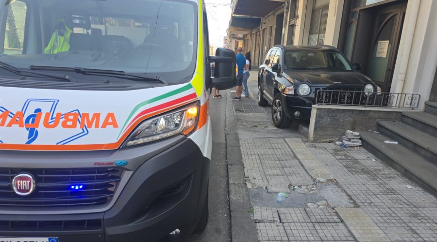 Giarre, buca “trappola” nel marciapiede. Ferito un pedone