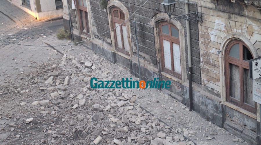 Tragedia sfiorata a Giarre, crolla il tetto di un palazzo in corso Italia