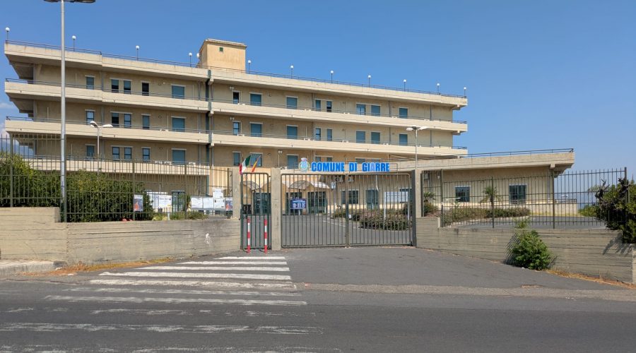Giarre, uffici comunali chiusi la settimana di ferragosto: polemiche e proteste