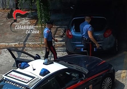 Rubano un’auto al centro di Giarre: beccati a Nunziata ancora con il motore acceso. Tre arresti