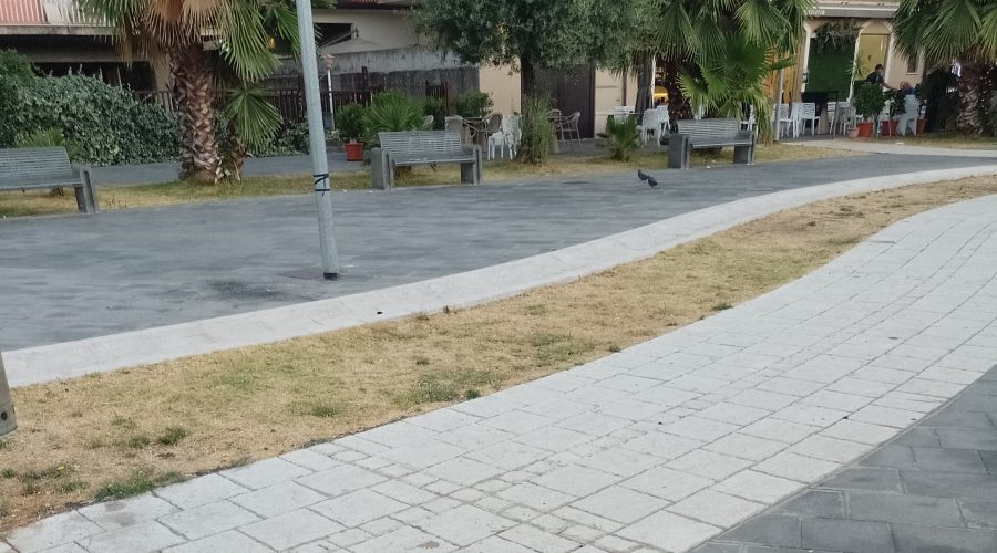 Fiumefreddo, la piazza riqualificata già nel degrado: tra incuria, sosta selvaggia e rifiuti