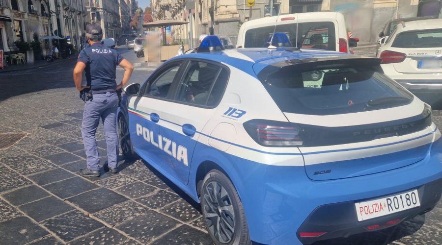 Pretende soldi dal vicino di casa e cerca di “convincerlo” con una mannaia: arrestato