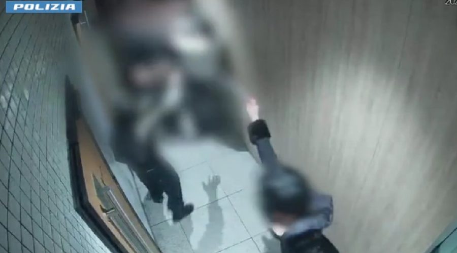 Aggressione omofoba: tre ragazzi presi a calci e pugni in un fast food. Misura cautelare per due giovani VIDEO